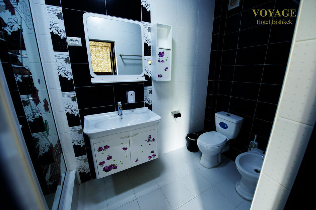 Voyage Hotel Bisjkek Buitenkant foto