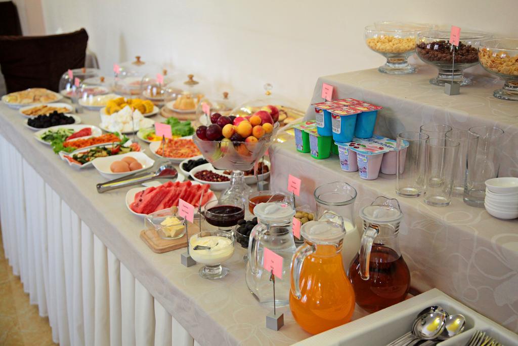Voyage Hotel Bisjkek Buitenkant foto