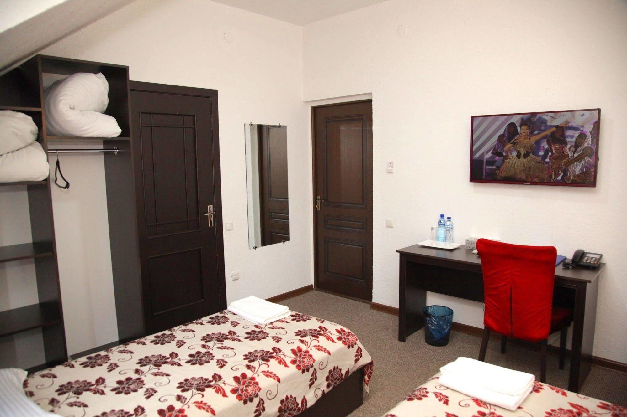 Voyage Hotel Bisjkek Buitenkant foto