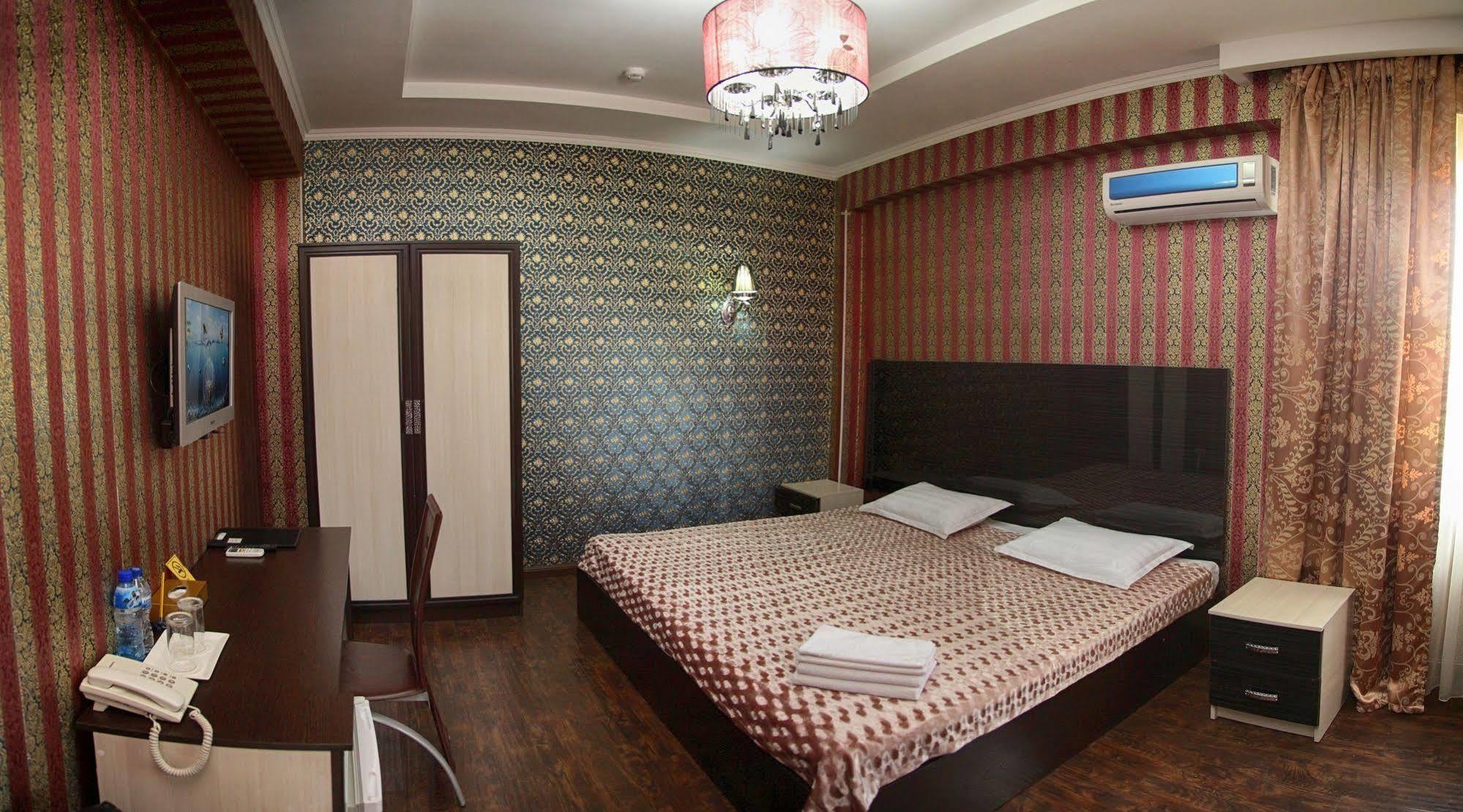 Voyage Hotel Bisjkek Buitenkant foto