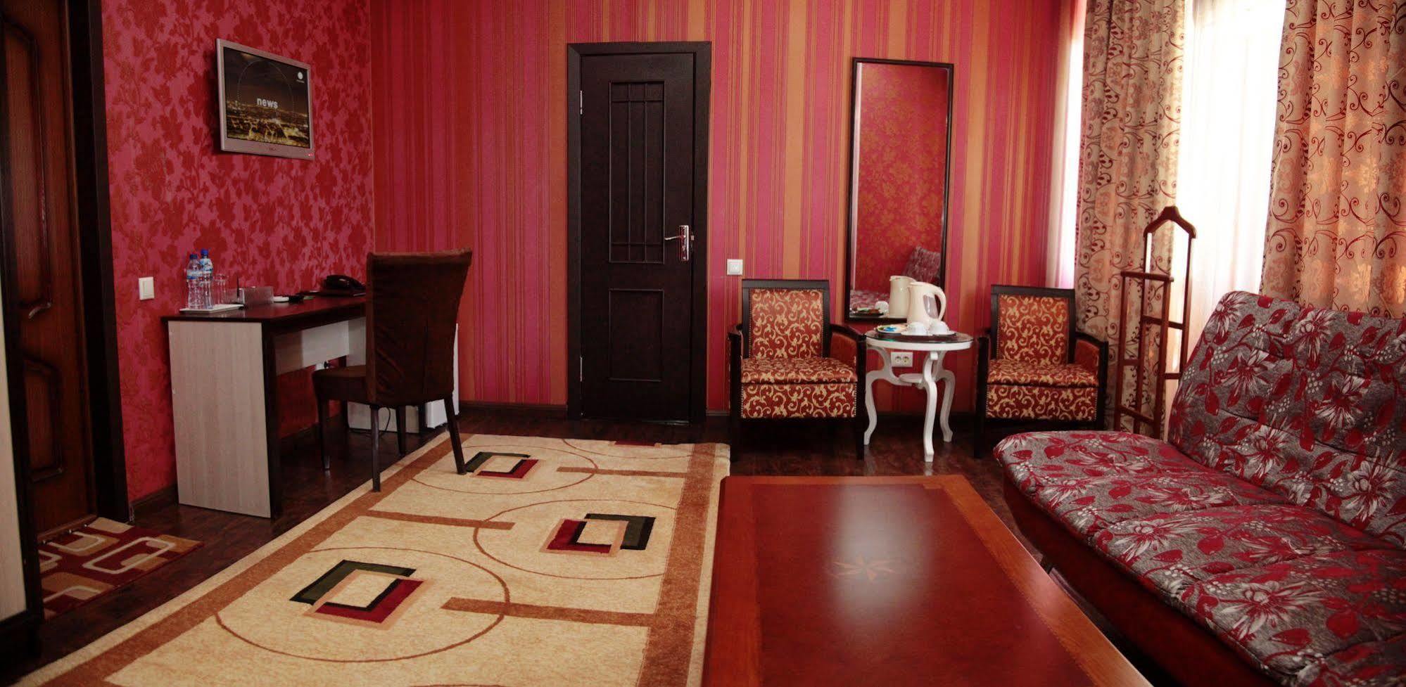 Voyage Hotel Bisjkek Buitenkant foto