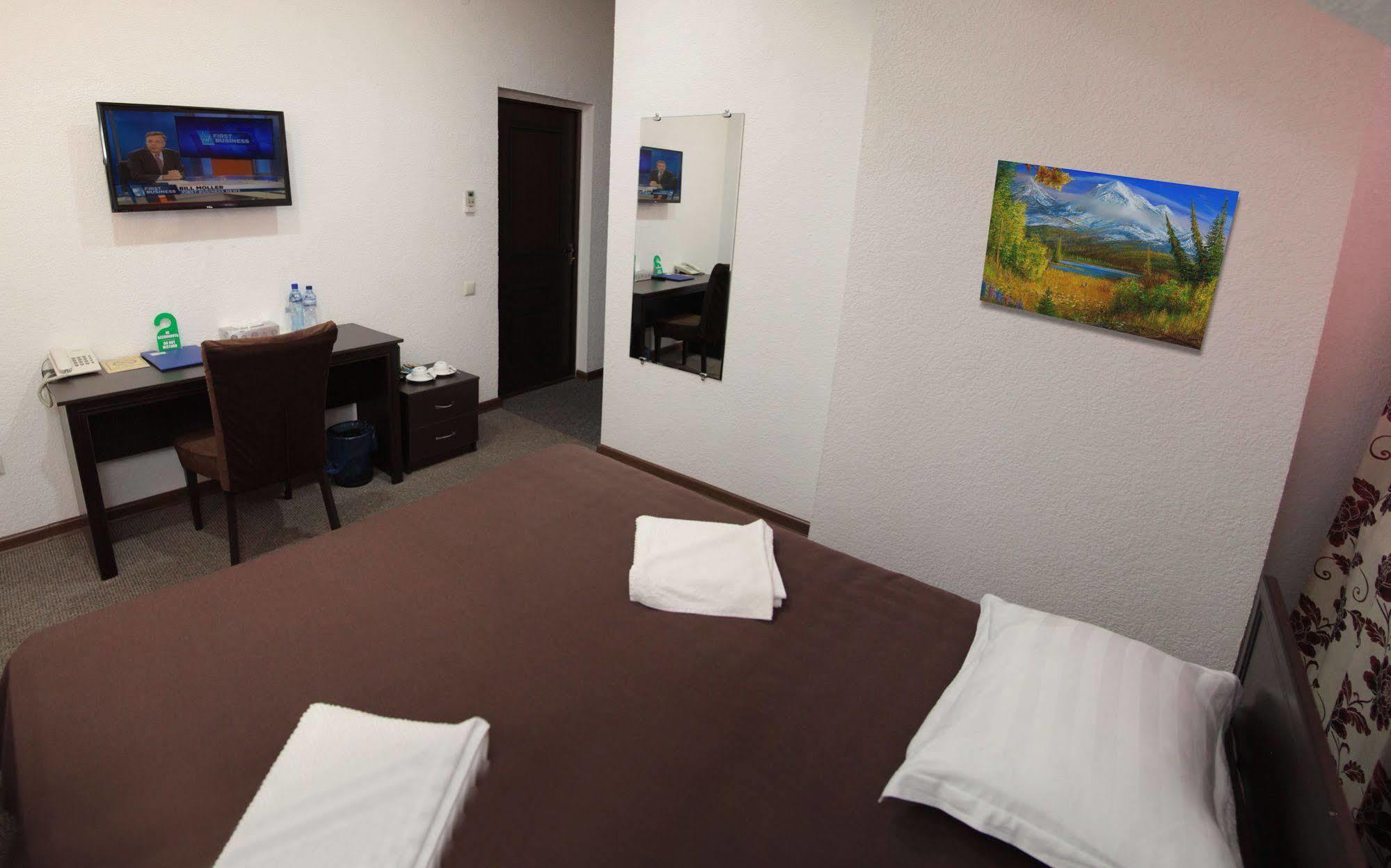 Voyage Hotel Bisjkek Buitenkant foto
