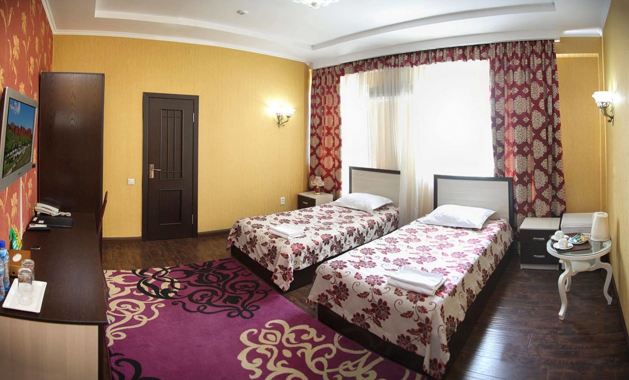Voyage Hotel Bisjkek Buitenkant foto