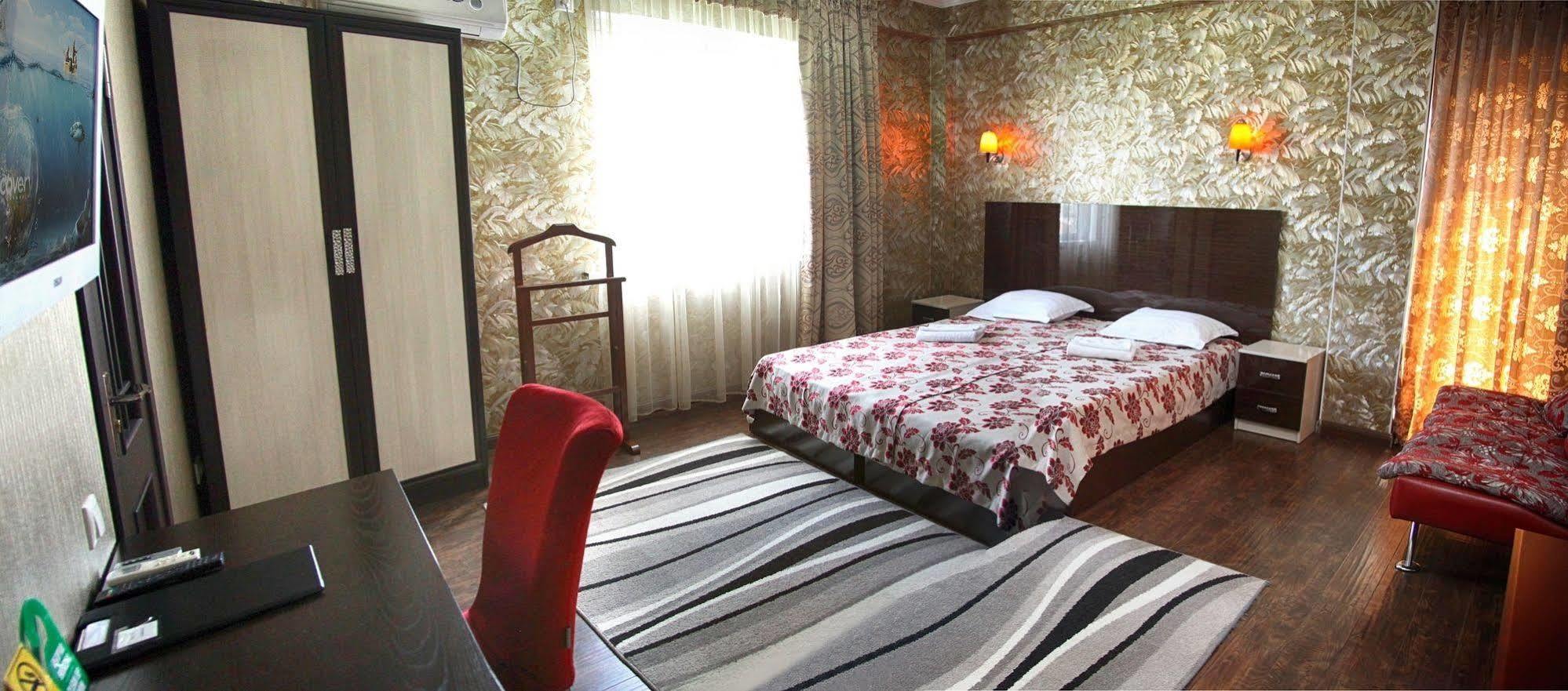 Voyage Hotel Bisjkek Buitenkant foto